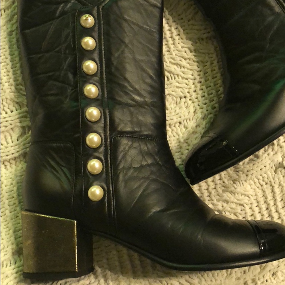 Chanel leather boots with pearl buttons - Picture 7 of 8
